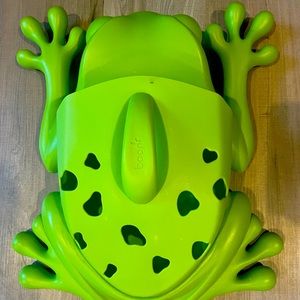 Boon FROG - Scoop Toddler Bath Tub Wall Toy Storage and Drain Organizer, Green
